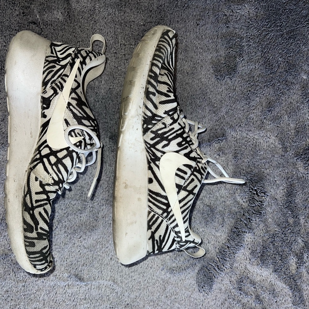 Nike Roshe Run Black White Zebra Print Sneakers for Women Size 6.5